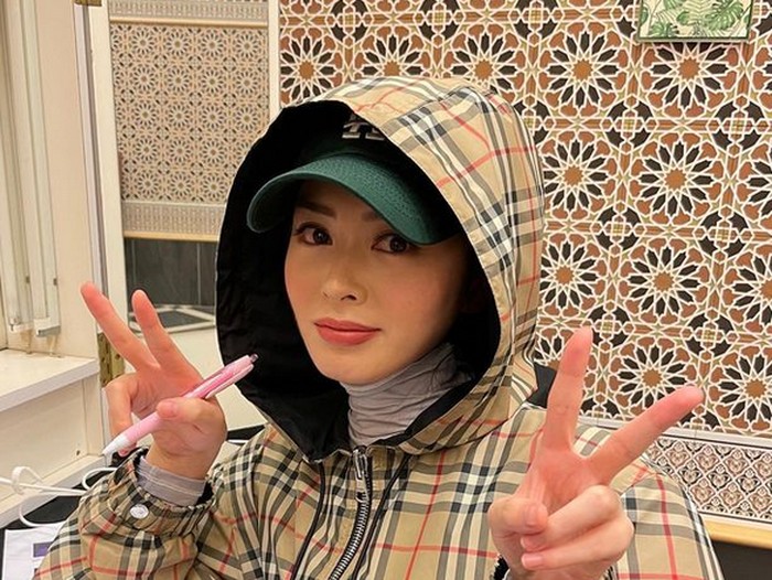 Ayana Jihye Moon lepas hijab saat di Korea Selatan. Ayana Jihye Moon lepas hijab saat di Korea Selatan.
