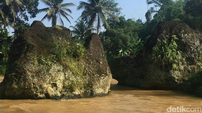 Batu Kabuyutan penanda wilayah di Sukabumi.