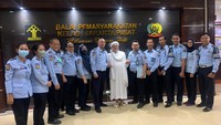 Habib Rizieq berfoto bersama petugas Kanmwil Kemenkumham Foto: (Dok. Istimewa)
