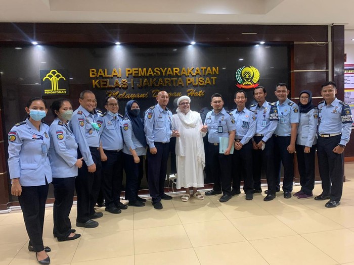 Beredar foto Habib Rizieq Shibab atau HRS sedang melakukan proses pembebasan bersyarat. Kemenkumham membenarkan terkait foto yang beredar itu.

Dari foto yang beredar, tertulis Balai Pemasyarakatan Kelas I Jakarta Pusat. Nampak Habib Rizieq berbaju putih bersama sejumlah pegawai Balai Pemasyarakatan Kelas I Jakarta Pusat.

Habib Rizieq mengenakan pakaian serba putih berada di depan komputer bersama petugas Balai Pemasyarakatan Kelas I Jakarta Pusat. Dalam foto itu tertulis Dokumentasi Penerimaan Klien Bebas PB an. Moh. Habib Rizieq Selasa, 19 Juli 2022.