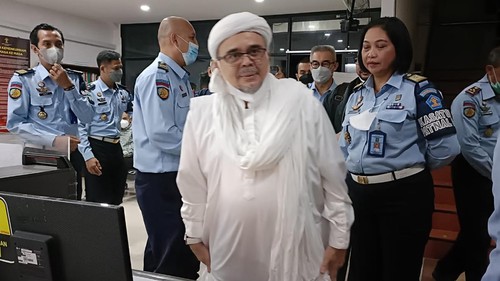 Beredar foto Habib Rizieq Shibab atau HRS sedang melakukan proses pembebasan bersyarat. Kemenkumham membenarkan terkait foto yang beredar itu.

Dari foto yang beredar, tertulis Balai Pemasyarakatan Kelas I Jakarta Pusat. Nampak Habib Rizieq berbaju putih bersama sejumlah pegawai Balai Pemasyarakatan Kelas I Jakarta Pusat.

Habib Rizieq mengenakan pakaian serba putih berada di depan komputer bersama petugas Balai Pemasyarakatan Kelas I Jakarta Pusat. Dalam foto itu tertulis Dokumentasi Penerimaan Klien Bebas PB an. Moh. Habib Rizieq Selasa, 19 Juli 2022.