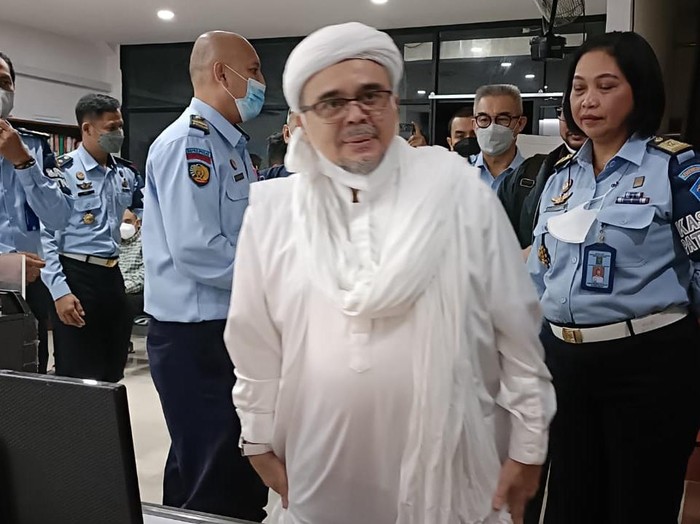 Beredar foto Habib Rizieq Shibab atau HRS sedang melakukan proses pembebasan bersyarat. Kemenkumham membenarkan terkait foto yang beredar itu.

Dari foto yang beredar, tertulis Balai Pemasyarakatan Kelas I Jakarta Pusat. Nampak Habib Rizieq berbaju putih bersama sejumlah pegawai Balai Pemasyarakatan Kelas I Jakarta Pusat.

Habib Rizieq mengenakan pakaian serba putih berada di depan komputer bersama petugas Balai Pemasyarakatan Kelas I Jakarta Pusat. Dalam foto itu tertulis Dokumentasi Penerimaan Klien Bebas PB an. Moh. Habib Rizieq Selasa, 19 Juli 2022.