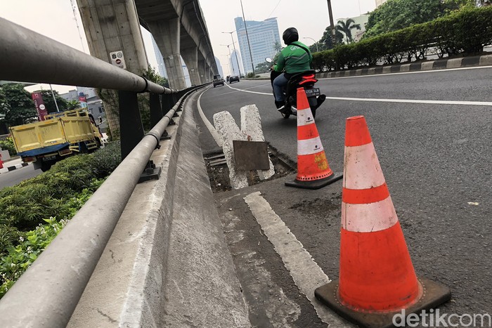 Pengendara melintasi lobang di jembatan layang (flyover) Tendean arah Pancoran, Rabu (20/7/2022). Lobang yang berada tidak jauh dari permulaan jembatan ini cukup membahayakan pengendara karena pengendara akan mengambil ancang-ancang sebelum menanjak di titik ini.