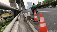 Pengendara melintasi lubang di jembatan layang (flyover) Tendean arah Pancoran, Rabu (20/7/2022). Lubang yang berada tidak jauh dari permulaan jembatan ini cukup membahayakan karena pengendara akan mengambil ancang-ancang sebelum menanjak di titik ini. Foto diambil sekitar pukul 10.00 WIB.