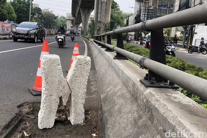 Berhari-hari, Lobang di Flyover Tendean Ini Dibiarkan Saja Pengendara melintasi lobang di jembatan layang (flyover) Tendean arah Pancoran, Rabu (20/7/2022). Lobang yang berada tidak jauh dari permulaan jembatan ini cukup membahayakan pengendara karena pengendara akan mengambil ancang-ancang sebelum menanjak di titik ini.
