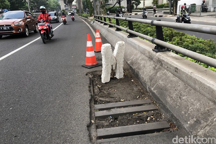 Berhari-hari, Lobang di Flyover Tendean Ini Dibiarkan Saja Pengendara melintasi lobang di jembatan layang (flyover) Tendean arah Pancoran, Rabu (20/7/2022). Lobang yang berada tidak jauh dari permulaan jembatan ini cukup membahayakan pengendara karena pengendara akan mengambil ancang-ancang sebelum menanjak di titik ini.