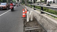 Warga berharap lubang ini segera dibenahi.