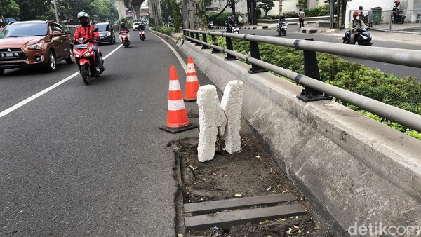 Berhari-hari Lubang di Flyover Tendean Ini Dibiarkan Saja
