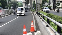 Diduga, lubang ini merupakan bagian dari drainase jembatan layang. Penutup besi mulai ambrol terinjak beban kendaraan dan menyebabkan lubang.