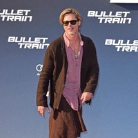 Rok yang dipakainya berpotongan asimetris yang lebih panjang di bagian belakang. Foto: Dok. Tristar Media/WireImage