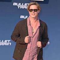 Sebagai pelengkap gaya, Brad Pitt memakai kacamata hitam dan kalung rantai warna emas. Foto: Dok. Tristar Media/WireImage