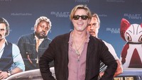 Brad Pitt bergaya dengan outer senada dengan rok yang dipadukan dengan kemeja pink. Dok. Tristar Media/WireImage