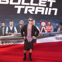 Penampilan mantan suami Angelina Jolie ini makin nyentrik dengan sepasang sepatu boots hitam bergaya militer. Foto: Dok. Tristar Media/WireImage