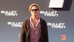 Gaya Brad Pitt Pakai Rok dan Lebih Muda di Premiere Bullet Train