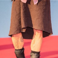 4. Tampak dua tato di kedua betisnya yang jarang terlihat, karena dia lebih sering memakai celana panjang saat tampil di depan publik. Tato tersebut bergambar kepala badak dan tengkorak manusia. Foto: Dok. Tristar Media/WireImage