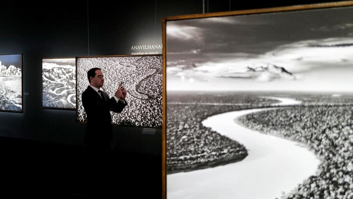 Brazilian photographer Sebastiao Salgado visits his exhibition 'Amazonia' with Indigenous leader Beto Marubo of Univaja indigenous group during its presentation at Museu do Amanha (Tomorrow Museum) in Rio de Janeiro, Brazil, July 18, 2022. REUTERS/Lucas Landau