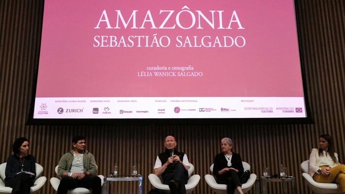 Brazilian photographer Sebastiao Salgado visits his exhibition 'Amazonia' with Indigenous leader Beto Marubo of Univaja indigenous group during its presentation at Museu do Amanha (Tomorrow Museum) in Rio de Janeiro, Brazil, July 18, 2022. REUTERS/Lucas Landau