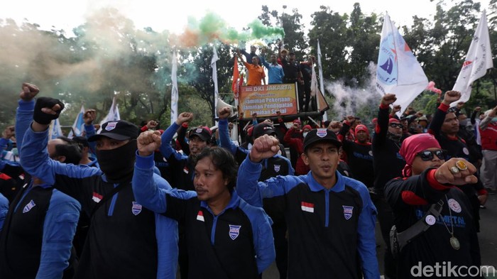 Buruh melakukan aksi di Balai Kota DKI Jakarta hari ini. Dalam aksi ini, buruh mendorong agar Pemerintah DKI Jakarta khususnya Gubernur DKI Jakarta Anies Baswedan melakukan banding atas putusan Pengadilan Tata Usaha Negara (PTUN) Jakarta terkait Upah Minimum Provinsi (UMP) DKI Rp 4,6 juta.