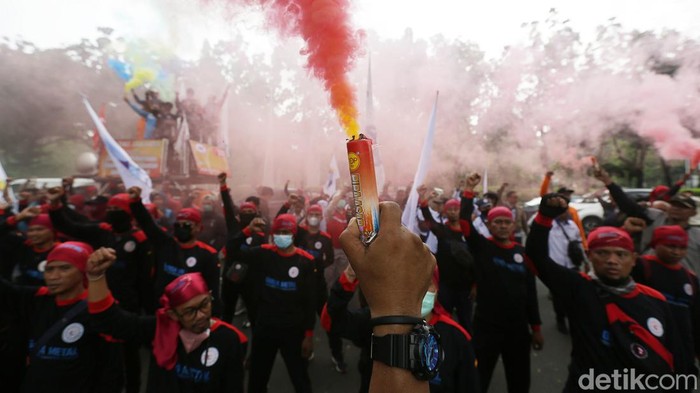 Buruh Demo Minta Anies Perjuangkan UMP Rp 4,6 Juta Buruh melakukan aksi di Balai Kota DKI Jakarta hari ini. Dalam aksi ini, buruh mendorong agar Pemerintah DKI Jakarta khususnya Gubernur DKI Jakarta Anies Baswedan melakukan banding atas putusan Pengadilan Tata Usaha Negara (PTUN) Jakarta terkait Upah Minimum Provinsi (UMP) DKI Rp 4,6 juta.