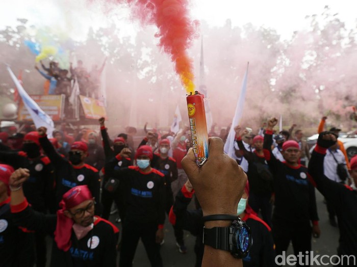 Buruh melakukan aksi di Balai Kota DKI Jakarta hari ini. Dalam aksi ini, buruh mendorong agar Pemerintah DKI Jakarta khususnya Gubernur DKI Jakarta Anies Baswedan melakukan banding atas putusan Pengadilan Tata Usaha Negara (PTUN) Jakarta terkait Upah Minimum Provinsi (UMP) DKI Rp 4,6 juta.