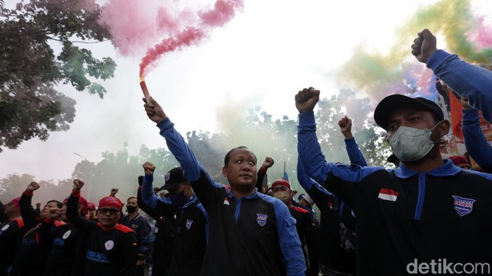 Buruh melakukan aksi di Balai Kota DKI Jakarta hari ini. Dalam aksi ini, buruh mendorong agar Pemerintah DKI Jakarta khususnya Gubernur DKI Jakarta Anies Baswedan melakukan banding atas putusan Pengadilan Tata Usaha Negara (PTUN) Jakarta terkait Upah Minimum Provinsi (UMP) DKI Rp 4,6 juta.