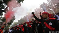 Aksi yang dilakukan buruh pagi ini sebagai dukungan kepada Anies Baswedan untuk cepat-cepat melakukan banding kepada PTPUN Jakarta.