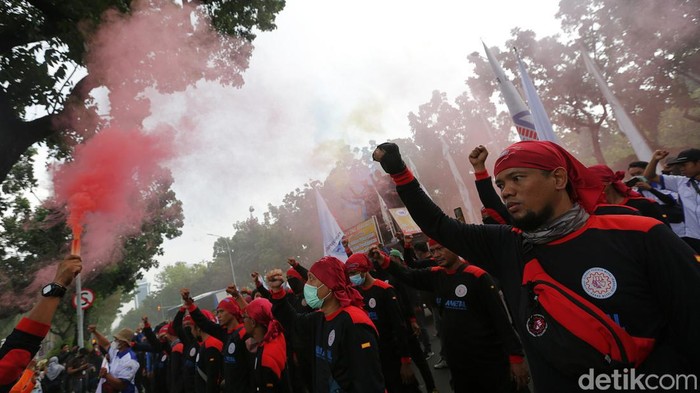 Buruh melakukan aksi di Balai Kota DKI Jakarta hari ini. Dalam aksi ini, buruh mendorong agar Pemerintah DKI Jakarta khususnya Gubernur DKI Jakarta Anies Baswedan melakukan banding atas putusan Pengadilan Tata Usaha Negara (PTUN) Jakarta terkait Upah Minimum Provinsi (UMP) DKI Rp 4,6 juta.