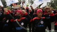 Dalam kesempatan itu, masa aksi juga mengecam gugatan dari Asosiasi Pengusaha Indonesia (APINDO) yang minta UMP 2022.