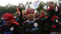 Massa melakukan orasi, bernyanyi dan yel-yel tuntutan.