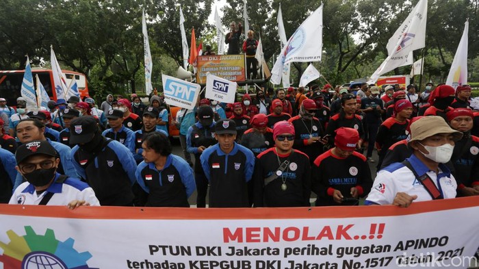 Buruh melakukan aksi di Balai Kota DKI Jakarta hari ini. Dalam aksi ini, buruh mendorong agar Pemerintah DKI Jakarta khususnya Gubernur DKI Jakarta Anies Baswedan melakukan banding atas putusan Pengadilan Tata Usaha Negara (PTUN) Jakarta terkait Upah Minimum Provinsi (UMP) DKI Rp 4,6 juta.