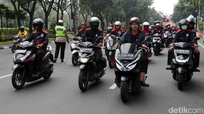 Buruh melakukan aksi di Balai Kota DKI Jakarta hari ini. Dalam aksi ini, buruh mendorong agar Pemerintah DKI Jakarta khususnya Gubernur DKI Jakarta Anies Baswedan melakukan banding atas putusan Pengadilan Tata Usaha Negara (PTUN) Jakarta terkait Upah Minimum Provinsi (UMP) DKI Rp 4,6 juta.