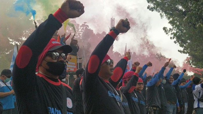 Buruh Geruduk Balai Kota DKI