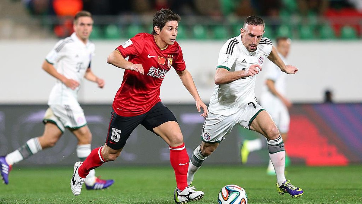 Aksi Dario Conca yang pernah menjadi pesepakbola dengan gaji tertinggi ketiga di dunia. Foto: FIFA via Getty Images/Alex Livesey - FIFA