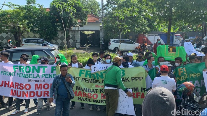 Demo di depan kantor DPW PPP Jatim beberapa waktu lalu.