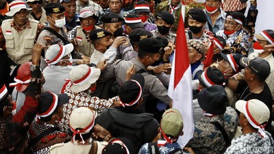 Foto-foto Kericuhan Demo Pensiunan Pos di Kantor BUMN