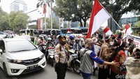 Polisi dikerahkan untuk mengurai kemacetan akibat aksi tersebut.