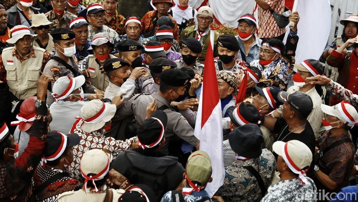 Demo Pensiunan Pos di Kantor BUMN Ricuh Pensiunan Pos Indonesia Bersatu melakukan aksi demontrasi di depan kantor BUMN, Jakarta, Rabu (20/07/2022). Aksi sempat berlangsung ricuh.