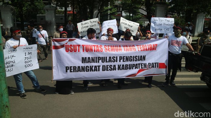 Aksi belasan warga menggelar aksi demo di depan DPRD Pati, Rabu (20/7/2022).