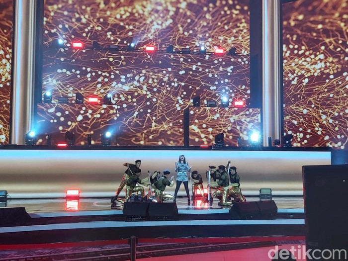 Dewi Perssik Buka HUT Insert 19th Anniversary 2022