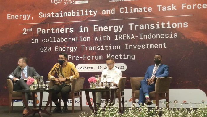 Perumahan merupakan area yang membutuhkan banyak energi listrik. Untuk penghematan energi, sejumlah warga telah memanfaatkan panel surya sebagai pembangkit listrik. Panel Pembangkit Listrik Tenaga Surya (PLTS) atau yang lebih sering disebut Panel surya (solar cell). Rengga Sancaya/detikcom. File/detikcom.