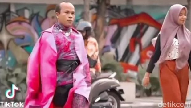 Divabdoel saat berjalan di Jalan Tunjungan