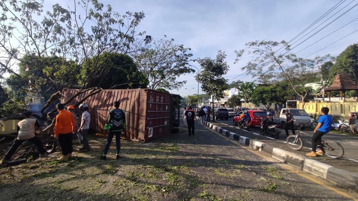 Dua orang pelajar tewas tertimpa truk yang terguling di persimpangan Ngemplak, Jalan Lingkar Salatiga, Rabu (20/7/2022)