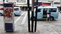 Coretan itu juga merusak pemandangan di kawasan tersebut.