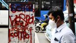 Duh, Coretan Bikin Rusak Papan Informasi Rute Bus di Kampung Melayu