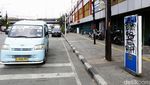 Duh, Coretan Bikin Rusak Papan Informasi Rute Bus di Kampung Melayu