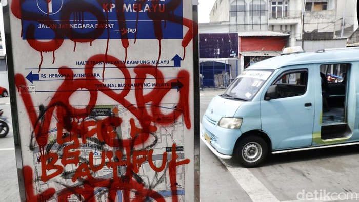Papan peta informasi rute bus yang berada di Jalan Jatinegara Barat, Kampung Melayu, Jakarta Timur, jadi sasaran vandalisme, Rabu (20/7/2022).