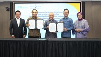 Direktur Utama Bank Syariah Indonesia (BSI) Hery Gunardi, Direktur Sales & Distribution BSI Anton Sukarna, Direktur Pelaksana Bidang Keuangan & Operasional LPEI Agus Windarto, Direktur Pelaksana Bidang Pengembangan Bisnis LPEI Main U Norhadi dan Direktur Eksekutif LPEI Riyani Tirtoso berbincang usai penandatanganan kerjasama BSI dan LPEI di Jakarta, Rabu (20/7/2022).