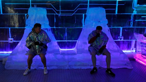 Hal tersebut dilakukan warga imbas gelombang panas yang menerjang Eropa dengan suhu tertinggi 33 derajat Celcius. Hal tersebut dilakukan warga imbas gelombang panas yang menerjang Eropa dengan suhu tertinggi 33 derajat Celcius.