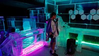 Nah, bar bertema es ini menawarkan pelarian singkat untuk para warga menangkal hawa panas.