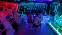 Bar ini dapat dituju dengan berjalan kaki beberapa menit dari Jembatan Charles di Ibu Kota. Suhu di dalam bar berkisar antara -7 derajat Celcius. Bahkan, beberapa warga wajib menggunakan mantel dan sarung tangan saat berkunjung. Oh iya, waktu kunjungan dibatasi selama 30 menit untuk satu orang.